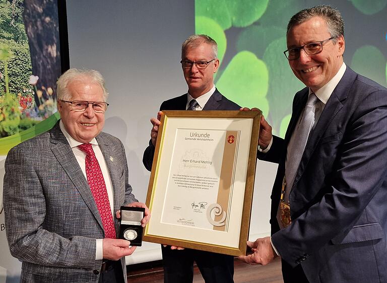 Groß ist die Freude bei Bürgermeister Jürgen Götz (rechts) und seinem Stelllvertreter Elmar Knorz, beim Neujahrsempfang der Gemeinde, das Lebenswerk des mittelständischen Unternehmers Erhard Mehlig (links) in diesem Jahr mit der Bürgermedaille der Gemeinde auszeichnen zu dürfen.