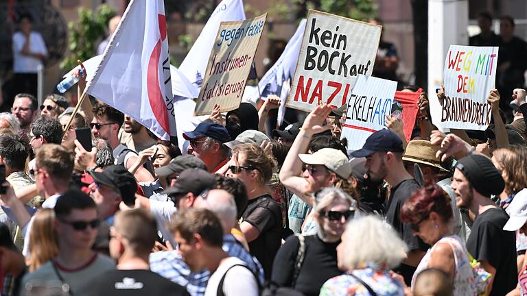 Viele Menschen demonstrierten am Sonntag in der Innenstadt in Würzburg gegen die Vereinnahmung des Messerangriffs am Barbarossaplatz vor zwei Jahren durch die AfD. Die rechtspopulistische Partei hatte für den Nachmittag einen Schweigemarsch und einen Auftritt des rechtsextremistischen Politikers Björn Höcke angekündigt.