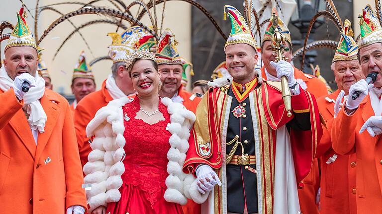 Würzburg hat ein neues Prinzenpaar: Kata Habon und Phil Ruthmann wurden am Samstag zum Faschingsauftakt auf dem Sternplatz vorgestellt.