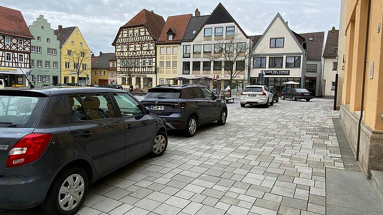 Die Parksituation rund um den Marktplatz in Mellrichstadt ist für das Aktive Mellrichstadt ein Ärgernis, mit dem sich nun der Stadtrat befasst. So wird der Seitenbereich zwischen Bürgerhaus und Eisdiele mittlerweile permanent als Stellfläche genutzt, obwohl hier gar keine Parkplätze ausgewiesen sind.