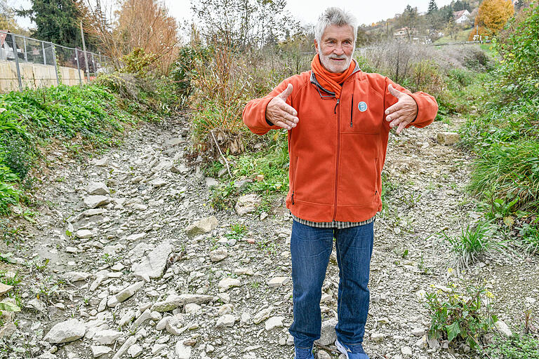 Links kommt der Fuchsstädter Bach, rechts der Reichenberger Bach. Wenn es im Einzugsbereich beider Bäche heftig regnet und das Oberflächenwasser der Autobahn über den Heigelsbach abfließen soll, befürchtet Michael Kraus schlimmes für die Anwohner.