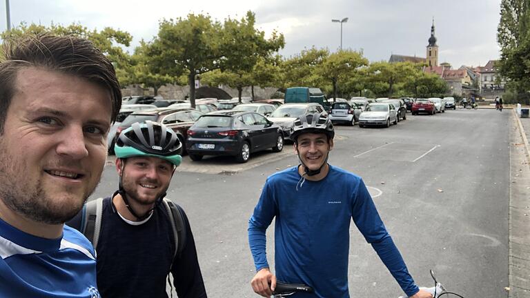 Vom Main zur Zenn: Ein neuer Radweg führt von Kitzingen nach Fürth. Unser Redakteur Tim Eisenberger (links) ist die Strecke abgefahren. Vom Main zur Zenn: Ein neuer Radweg führt von Kitzingen nach Fürth. Unser Redakteur Tim Eisenberger (links) ist die Strecke abgefahren.