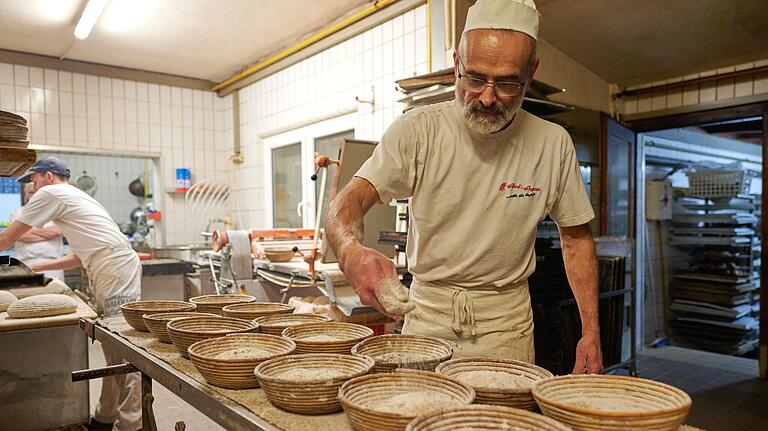 Handwerk hat nicht nur goldenen, sondern mitunter auch mehligen Boden. In den traditionellen Körbchen können die Brotlaibe aufgehen, denn 'Teig braucht Zeit und gutes Backen sowieso', meint Harald Blank.&nbsp;