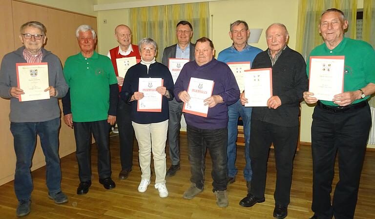 Die Geehrten des Sängervereins Albertshofen (von links): Armin Gernert, Hans Uhl, Albrecht König, Heidi Reitmeier, Christoph Braterschofsky, Karl-Heinz Schmitt, Hans Böhm, Richard Burkard, Reinhold Sattes.