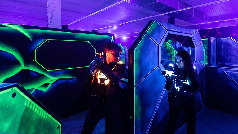 Im Zell am Main kann mit Freunden und Familie Lasertag gespielt werden. Da bis zu 30 Spieler gleichzeitig spielen können, ist es auch kein Problem, in kleineren Gruppen oder alleine zu kommen.