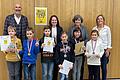 Die Schüler und Schülerinnen (von links) Paul Schmitt (3. Platz), Georg Hessler (1. Platz), Andrei Tunduc (2. Platz), Emilia Krisam (2. Platz), Sonja Wolters (1. Platz) und Hannah Bühler (3. Platz) gehören zu den Mathe-Profis im Landkreis Rhön-Grabfeld. Glückwünsche gab's von (hinten von links): Karl-Heinz Deublein, Carmen Büttner, Susanne Kolb und Silke Hehn.