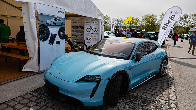 Ein PS-starkes E-Auto auf der Fahrzeugschau Elektromobilität in Bad Neustadt: der Porsche Taycan