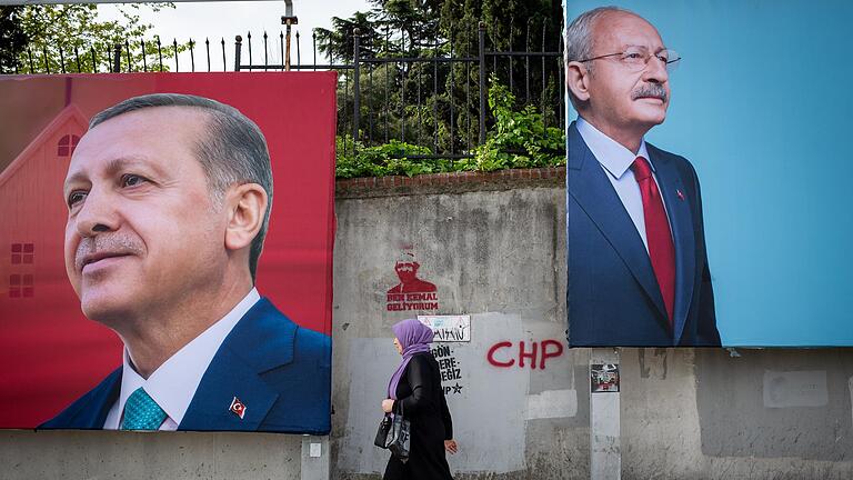 Am Sonntag, 14. Mai, stehen in der Türkei Parlaments- und Präsidentschaftswahlen an. Zur Wahl stehen Amtsinhaber Erdogan (AKP), links im Bild, und Herausforderer Kemal Kilicdaroglu (CHP), rechts. Das Foto stammt aus Istanbul. In Deutschland leben 1,5 Millionen Menschen, die in der Türkei wahlberechtigt sind.&nbsp; &nbsp;