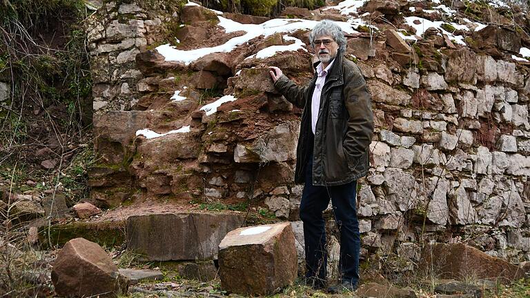 Harald Rosmanitz an den Mauerresten der Burgruine Bartenstein, hoch über seiner Wahlheimat Partenstein in Main-Spessart.