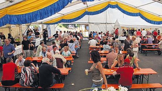 1000 Besucher am Vatertag - (ghs) Über 1000 Besucher zählten die Aktiven aus Heiligkreuz am Vatertag, die schon im 15. Jahr auftischten. Heuer unter der Führung der örtlichen Feuerwehr. Zu den Spezialitäten gehörten die fangfrischen Forellen, der Lammbraten und die zahlreichen selbst gebackenen Kuchen. Mit dem Auto, Motorrad, Fahrrad und zu Fuß reiste man an. Einige Reiter mit ihren Pferden. Dass es in Heiligkreuz die besonderen Leckereien zum Vatertag gibt, hat sich in der weiteren Region bis nach Schweinfurt, in den Spessart und nach Fulda herumgesprochen. 1000 Besucher am Vatertag - (ghs) Über 1000 Besucher zählten die Aktiven aus Heiligkreuz am Vatertag, die schon im 15. Jahr auftischten. Heuer unter der Führung der örtlichen Feuerwehr. Zu den Spezialitäten gehörten die fangfrischen Forellen, der Lammbraten und die zahlreichen selbst gebackenen Kuchen. Mit dem Auto, Motorrad, Fahrrad und zu Fuß reiste man an. Einige Reiter mit ihren Pferden. Dass es in Heiligkreuz die besonderen Leckereien zum Vatertag gibt, hat sich in der weiteren Region bis nach Schweinfurt, in den Spessart und nach Fulda herumgesprochen.