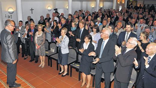 Da kann man schon mal aufstehen: Applaus für den langjährigen Haßfurter Bürgermeister Rudi Eck.