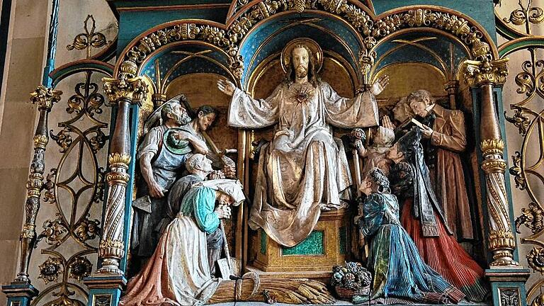 Weniger bekannt ist der Herz-Jesu-Altar im rechten Kirchenschiff von St. Peter und Paul von Klaus Valentin, einem Künstler aus Mühlhausen. Statt Heiligenfiguren zeigt er die arbeitende Dorfbevölkerung, darunter ein Mann mit Maurerkelle.