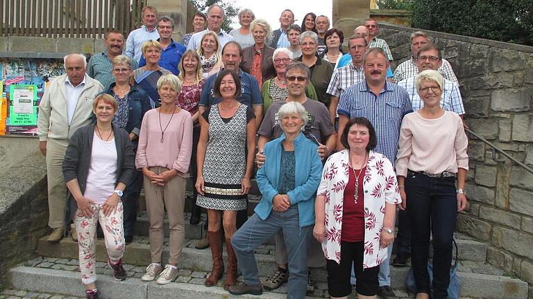 Treffen nach 39 Jahren - 32 ehemalige Schüler von 46, die die Hauptschule Untereßfeld besucht hatten, kamen nach 39 Jahren wieder zu einem Klassentreffen zusammen. Mit dabei waren die Lehrer Herbert Walther, Hellmut Funk, Angelika Kneuer. Den weitesten Weg hatte eine ehemalige Schülerin aus dem Allgäu zurückgelegt. Foto: Michos Treffen nach 39 Jahren - 32 ehemalige Schüler von 46, die die Hauptschule Untereßfeld besucht hatten, kamen nach 39 Jahren wieder zu einem Klassentreffen zusammen. Mit dabei waren die Lehrer Herbert Walther, Hellmut Funk, Angelika Kneuer. Den weitesten Weg hatte eine ehemalige Schülerin aus dem Allgäu zurückgelegt. Foto: Michos