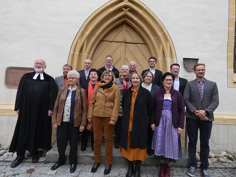 Ihr 25- beziehungsweise 50-jähriges Konfirmationsjubiläum feierten 13 Konfirmanden von damals mit Pfarrer Jahreiß. Lieselotte Muhr (vorne links) gehört noch in die Gruppe der über 60-jährigen Jubilare.