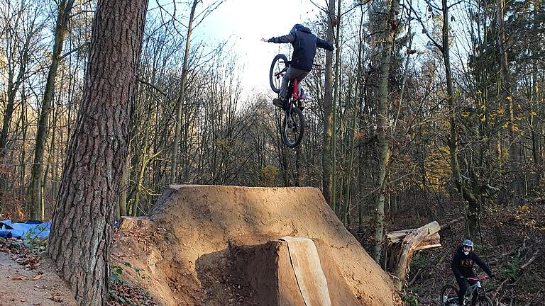 Waghalsige Sprünge im Wald: Die Dirtbike-Strecke oberhalb der Dürrbachau eröffnet im März nächsten Jahres.