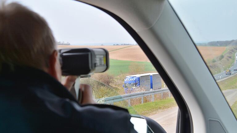 Polizeihauptkommissar Georg Stockheimer bei der Lasermessung auf der B 279, dem Zubringer zur Autobahn A 71. Polizeihauptkommissar Georg Stockheimer bei der Lasermessung auf der B 279, dem Zubringer zur Autobahn A 71.