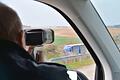 Polizeihauptkommissar Georg Stockheimer bei der Lasermessung auf der B 279, dem Zubringer zur Autobahn A 71.