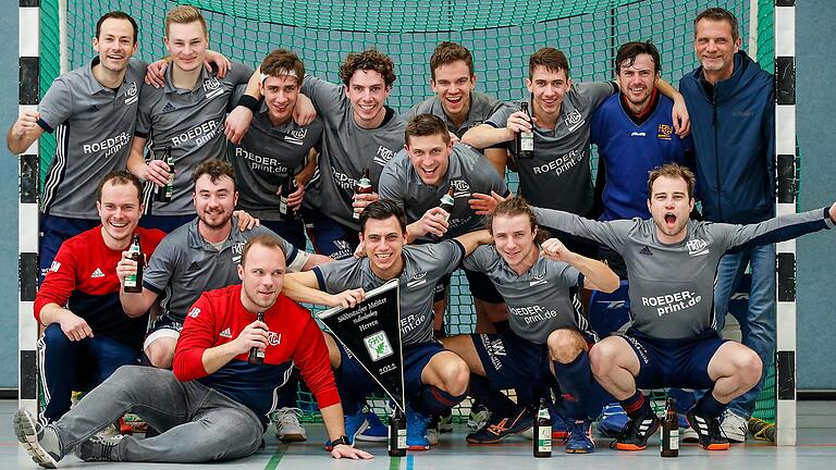 Der HTC Würzburg ist Süddeutscher Meister im Hallenhockey (hinten, von links): Christian Hoffmann, Daniel Halmanns, Lukas Eiselein, Tim Mackel, Jakob Jung, Niklas Eiselein, Torwart Florian Forster, Trainer Maciej Matuszynski, (vorne, von links) Tobias Massoudy-Touiserkan, Luis Link, Julian Bleibaum, Dominik Lehrieder, Georg Herrmann, Moritz Fischer und Jonathan Berneth. Der HTC Würzburg ist Süddeutscher Meister im Hallenhockey (hinten, von links): Christian Hoffmann, Daniel Halmanns, Lukas Eiselein, Tim Mackel, Jakob Jung, Niklas Eiselein, Torwart Florian Forster, Trainer Maciej Matuszynski, (vorne, von links) Tobias Massoudy-Touiserkan, Luis Link, Julian Bleibaum, Dominik Lehrieder, Georg Herrmann, Moritz Fischer und Jonathan Berneth.