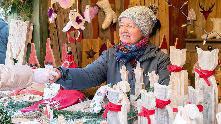 'Das Geschäft war bisher recht schleppend', so die Erfahrung von Simone Vogel, die Paletten in kleine Kunstwerke verwandelt und so Upcycling betreibt. 'Das Geschäft war bisher recht schleppend', so die Erfahrung von Simone Vogel, die Paletten in kleine Kunstwerke verwandelt und so Upcycling betreibt.