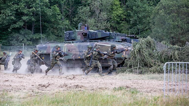 Beim Tag der Bundeswehr in Veitshöchheim führte die Truppe auch Kampftechnik in Bewegung vor. Hier Soldaten am Schützenpanzer Puma. Beim Tag der Bundeswehr in Veitshöchheim führte die Truppe auch Kampftechnik in Bewegung vor. Hier Soldaten am Schützenpanzer Puma. 