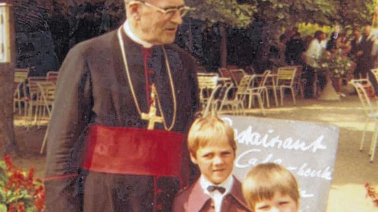 In Bad Bocklet: Kardinal Julius Döpfner 1974 mit seinen Großneffen Georg und Michael im Kurgarten. In Bad Bocklet: Kardinal Julius Döpfner 1974 mit seinen Großneffen Georg und Michael im Kurgarten.