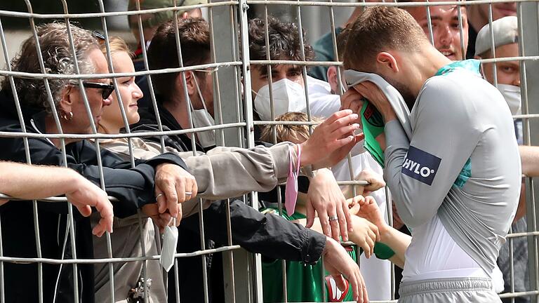 Nach seinem Patzer war FC-05-Torwart Luis Zwick am Boden zerstört. Die Fans versuchten ihn zu trösten. Nach seinem Patzer war FC-05-Torwart Luis Zwick am Boden zerstört. Die Fans versuchten ihn zu trösten.
