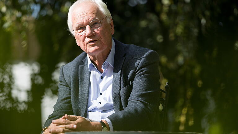 Wunibald Müller, 72, ist katholischer Theologe, Psychotherapeut und Autor. Er hat 25 Jahre lang, bis 2016, das Recollectio-Haus in Münsterschwarzach geleitet, das kirchlichen Mitarbeitern in Lebenskrisen hilft. Müller hat die Verfasser der Missbrauchsstudie der deutschen Bischöfe beraten und&nbsp; hat sich mehrfach für dafür ausgesprochen, homosexuelle Priester offen anzuerkennen und den Zölibat aufzuheben.&nbsp;