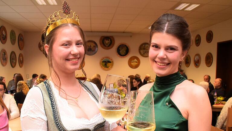 Tanja Stock (links) heißt die neue Wiesenbronner Weinprinzessin. Sie übernahm die Krone von ihrer Schwester Anna Stock.