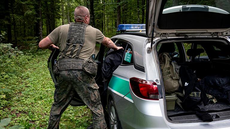 An der polnisch-belarussischen Grenze       -  Festnahme an der polnischen Grenze zu Belarus. Es gibt zahlreiche Berichte zu Gewalt und Misshandlungen durch Grenzbeamte gegen Migranten und Flüchtlinge. (Symbolbild)