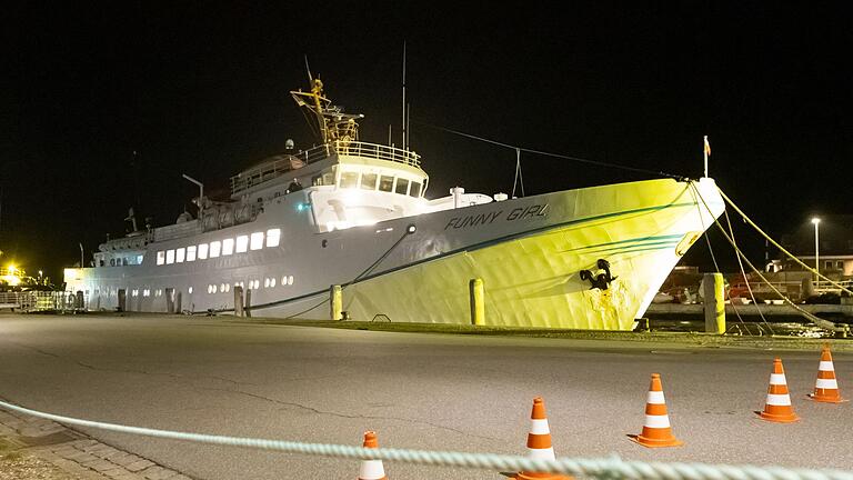 Manövrierunfähige Helgolandfähre erreicht Festland       -  Die &bdquo;Funny Girl&rdquo; liegt im Hafen von Büsum.