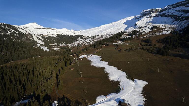 Schweiz.jpeg       -  Wie auf dieser Talabfahrt in den Schweizer Alpen ist Skifahren vielerorts ohne Kunstschnee kaum noch möglich.