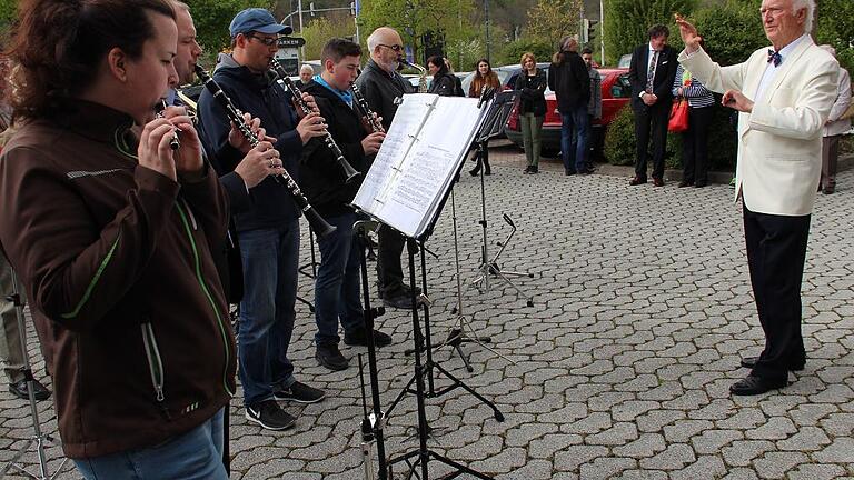 Das ließ sich Erich Rudolph an seinem 85. Geburtstag nicht nehmen: Er dirigierte die Röttbacher Musikkapelle bei deren Ständchen.