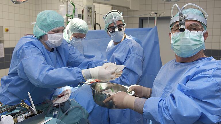 Nierentransplantation im Klinikum Bremen-Mitte (Foto vom 14.1.2009). Bundesgesundheitsminister Jens Spahn (CDU) befürwortet neue Regeln zur Organspende. Künftig solle jeder Deutsche automatisch ein Spender sein, so lange er oder seine Angehörigen nicht ausdrücklich widersprechen.