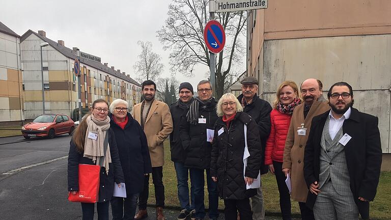 Wo gibt's Probleme? Lena Hose, Marianne Prowald, Erhan Akdag, Johannes Petersen, Joachim Schmidl, Marion Both, Norbert Lenhard, Marietta Eder, Peter Hofmann und Berkant Akgün (von links), fragten im Musikerviertel im Rahmen ihrer monatlichen Stadtviertel-Tour nach.&nbsp; &nbsp;