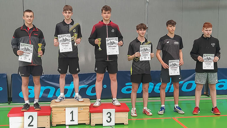 Sieger beim BTTV-Top-10-Turnier in Bad Königshofen wurde Maximilian Dreher (Zweiter von links, TSV Bad Königshofen) vor Konrad Haase (links, TSV Brendlorenzen) und Linus Dreykorn (TSV Kornburg). Die weitere Platzierung: 4. Jakob Schäfer (TSV Bad Königshofen), Leo Ruffing (TSV Gräfelfing) und Alexander Krebs (TSV Bad Königshofen).