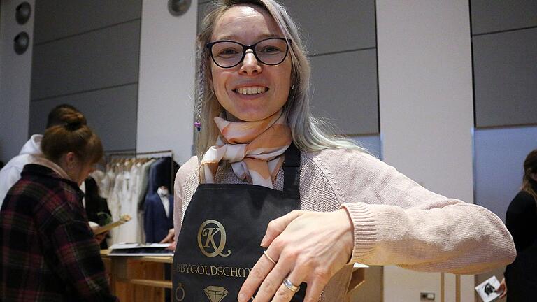 Selbst geschmiedete Trauringe sind ein Must-Have dieses Jahr, findet Christiane Opitsch von der Hobbygoldschmiede. Opitschs Trauring wurde von ihrem heutigen Ehemann liebevoll anfertigt. Selbst geschmiedete Trauringe sind ein Must-Have dieses Jahr, findet Christiane Opitsch von der Hobbygoldschmiede. Opitschs Trauring wurde von ihrem heutigen Ehemann liebevoll anfertigt.