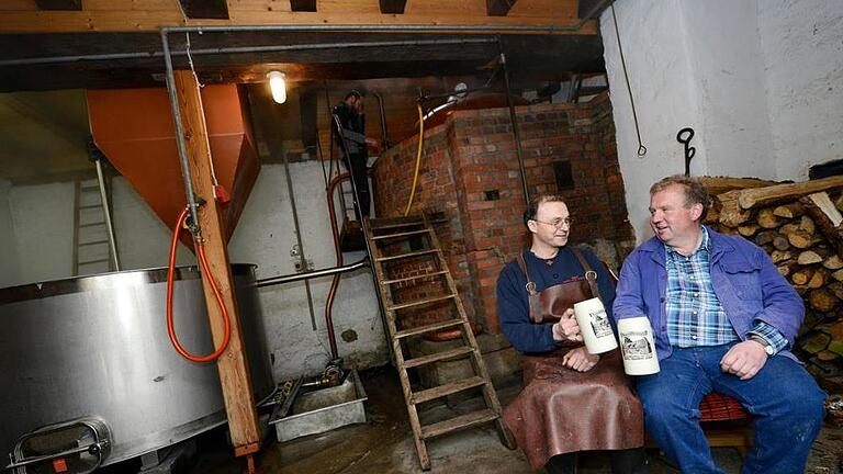 Unser Bild zeigt (l.) Thomas Bretscher, den Vorsitzenden der Hausbrauer Thundorf, und seinen Vorgänger Egon Klöffel.       -  Unser Bild zeigt (l.) Thomas Bretscher, den Vorsitzenden der Hausbrauer Thundorf, und seinen Vorgänger Egon Klöffel.