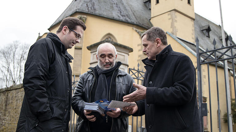 Tote Teenager: Trauer lässt Arnstein zusammenrücken       -  Vor der Wallfahrtskirche Maria Sondheim am Ortstrand von Arnstein: Zweiter Bürgermeister Franz Josef Sauer (rechts), Pfarrvikar Johannes Werst (links) und Diakon Artur Eisenacher.