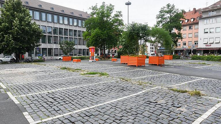 So soll es nicht mehr lange bleiben: Der leere, gepflasterte Faulhaber-Platz gegenüber vom Mainfranken Theater.