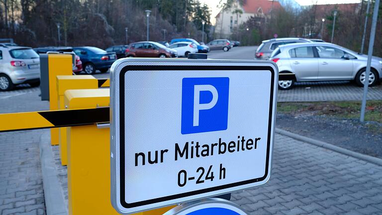 Den Parksuchverkehr in seine Schranken weisen: An der Neurologischen Klinik sind die Parkplätze für Mitarbeiter am Rhön-Klinikum Campus reserviert. Das ist ein Schritt, um die Parksituation zu entschärfen.