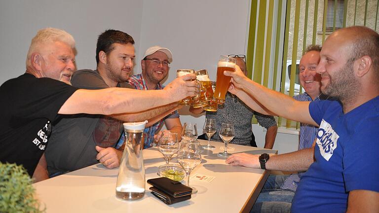 Prost: fröhliches Anstoßen mit dem Gerstensaft.