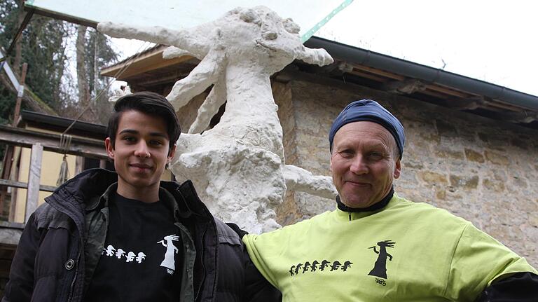 T-Shirts bedrucken geht schneller als Bronze Gießen: Graffito-Sprüher Valentin Lude und der Bildhauer Peter Wittstadt, der noch am Modell seiner Schneewittchen-Skulptur arbeitet, im Februar 2015.