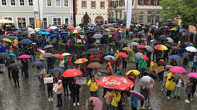 Zwischen 200 und 300 Menschen protestierten am 20. Mai 2019 vor dem Volkacher Rathaus vor und während der Stadtratssitzung gegen den Entschluss des Bürgermeisters Peter Kornell, das marode Freibad in Volkach in diesem Sommer aus Sicherheitsgründen nicht mehr zu öffnen.