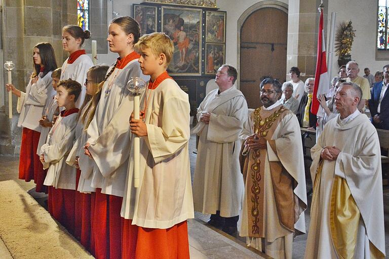 Mit einem festlichen Sonntagsgottesdienst verabschiedete die Pfarreiengemeinschaft Grabfeldbrücke Pfarrer Pater Joe. Aus allen Kirchengemeinden waren die Ministranten gekommen. Mit Pater Joe stand Pater Waldemar, der zurzeit als Aushilfspriester in der Pfarrei ist, am Altar, ebenso Diakon Sebastian Krines. Mit einem festlichen Sonntagsgottesdienst verabschiedete die Pfarreiengemeinschaft Grabfeldbrücke Pfarrer Pater Joe. Aus allen Kirchengemeinden waren die Ministranten gekommen. Mit Pater Joe stand Pater Waldemar, der zurzeit als Aushilfspriester in der Pfarrei ist, am Altar, ebenso Diakon Sebastian Krines.