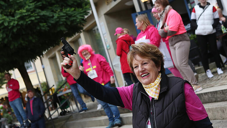 Pinklauf in Bad Brückenau wieder erfolgreich       -  Altbürgermeisterin Brigitte Meyerdierks gab den Startschuss zum Pinklauf. Leider konnte sie gesundheitlich etwas angeschlagen nicht mitlaufen.