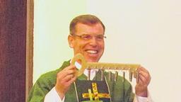 Mehr als nur Symbolik. Pfarrer Mariusz Falk hält die Schlüssel für seine neue Pfarrgemeinde Aidhausen-Riedbach in der Hand. Acht Schlüssel, die nicht nur zu Kirchentüren, sondern auch zu den Herzen der Menschen gehören, die er öffnen will. Mehr als nur Symbolik. Pfarrer Mariusz Falk hält die Schlüssel für seine neue Pfarrgemeinde Aidhausen-Riedbach in der Hand. Acht Schlüssel, die nicht nur zu Kirchentüren, sondern auch zu den Herzen der Menschen gehören, die er öffnen will.