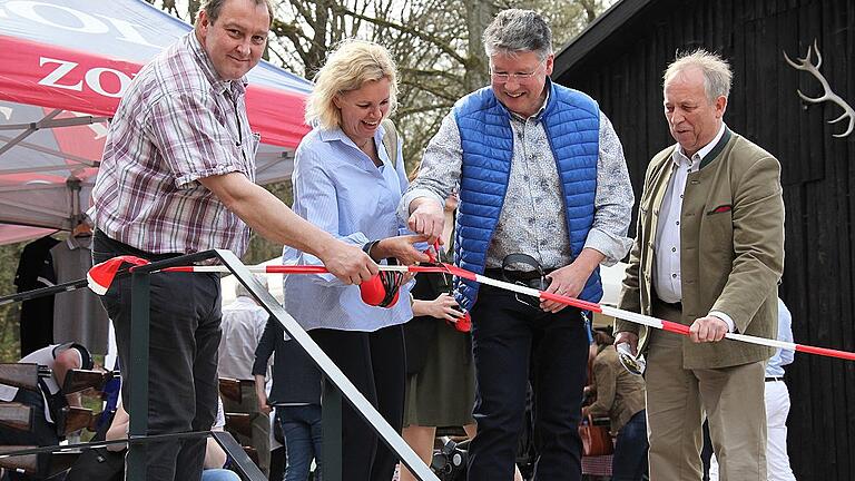 Gemeinsam mit Projektleiter Heinz Wecklein und Architekt Martin Dold (von rechts) gab Frankonia-Geschäftsführerin Jutta Warmbier die neue Tontauben-Schießanlage für den Trainingsbetrieb frei. Gemeinsam mit Projektleiter Heinz Wecklein und Architekt Martin Dold (von rechts) gab Frankonia-Geschäftsführerin Jutta Warmbier die neue Tontauben-Schießanlage für den Trainingsbetrieb frei.