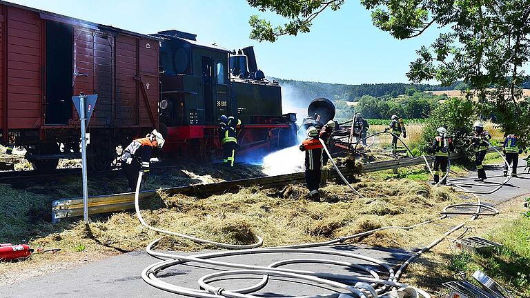 Über 60 Einsatz-Kräfte halfen am Sonntag, die Brand- und Explosionsgefahr einzudämmen, als das Rhön-Zügle in Ostheim mit einem Traktor kollidierte.