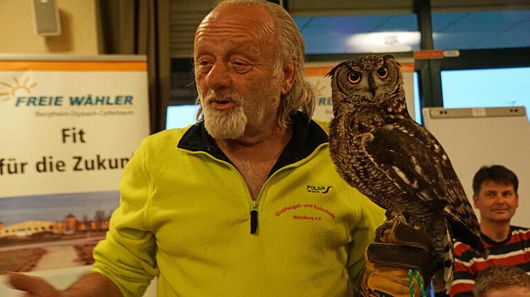Falkner und Vereinsvorsitzender Harald Dellert mit einem Fleckenuhu namens Gangster.