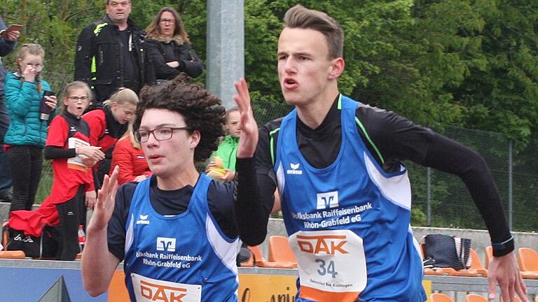 Bei den Schülern M13 eine Klasse für sich: Tom Wachtel (rechts) gewann die Kreistitel im Sprint, Weitsprung und Hochsprung mit jeweils vorzüglichen Leistungen. Sein Teamgefährte Anton Wüst (links) wurde da jeweils Zweiter, gewann aber den Ballweitwurf. Bei den Schülern M13 eine Klasse für sich: Tom Wachtel (rechts) gewann die Kreistitel im Sprint, Weitsprung und Hochsprung mit jeweils vorzüglichen Leistungen. Sein Teamgefährte Anton Wüst (links) wurde da jeweils Zweiter, gewann aber den Ballweitwurf.